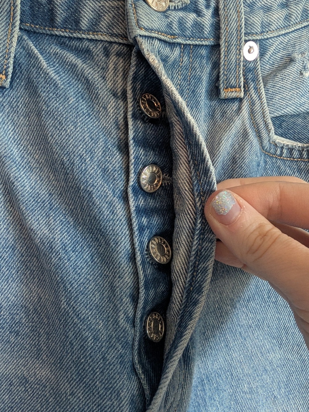 Agolde 90's Mid Rise Distressed Jean Size 26 In Fall Out/Light Wash - Picture 12 of 14